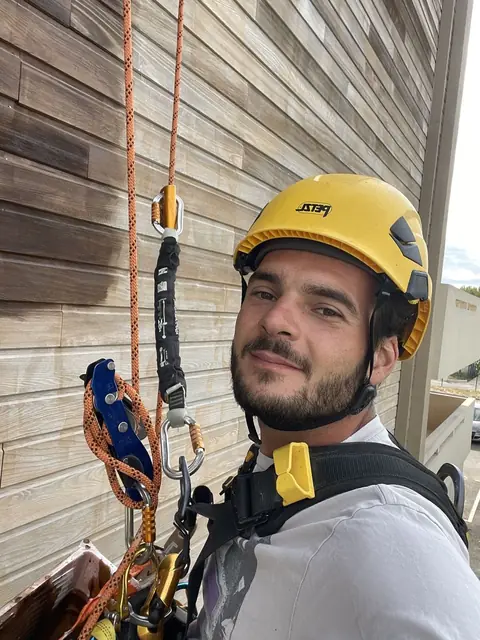 Lucas, fondateur d'AltiZ, en casque et baudrier
