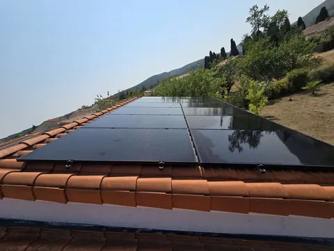 Panneaux solaires sur un toit de tuiles